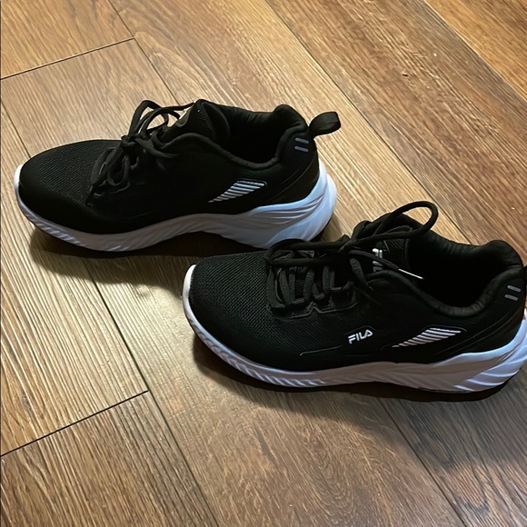 Fila Energized  Women’s Black Sneakers - Picture 2 of 8